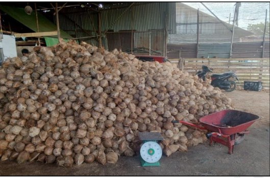 Bahan baku yang ditumpuk di area kerja